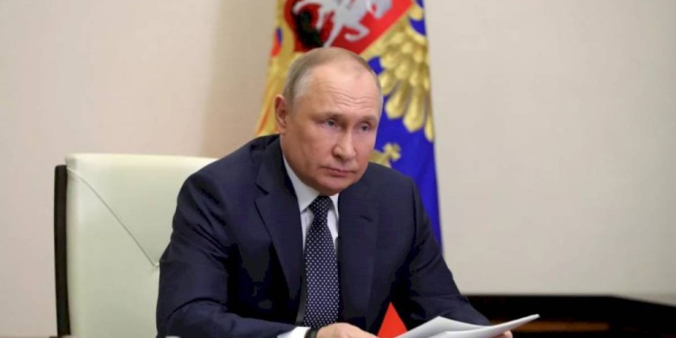 
                    Песков опроверг информацию о тяжелой болезни Владимира Путина
                