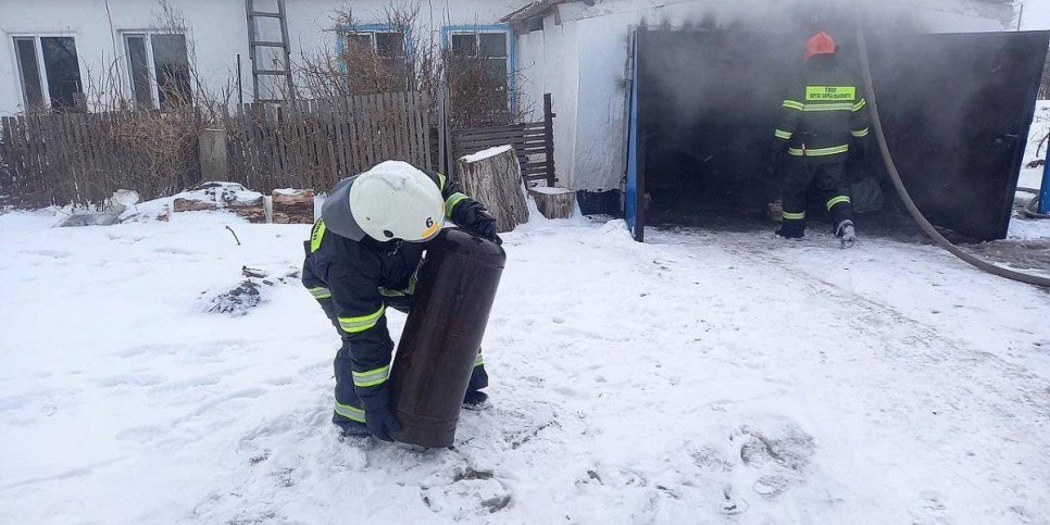 
                    Вынесли из горящего гаража газовый баллон пожарные Павлодарской области
                
