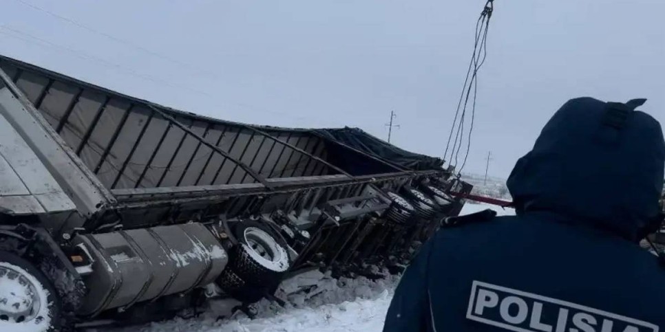 
                    Водитель не подчинился полицейским и выехал на закрытую трассу в области Абай
                