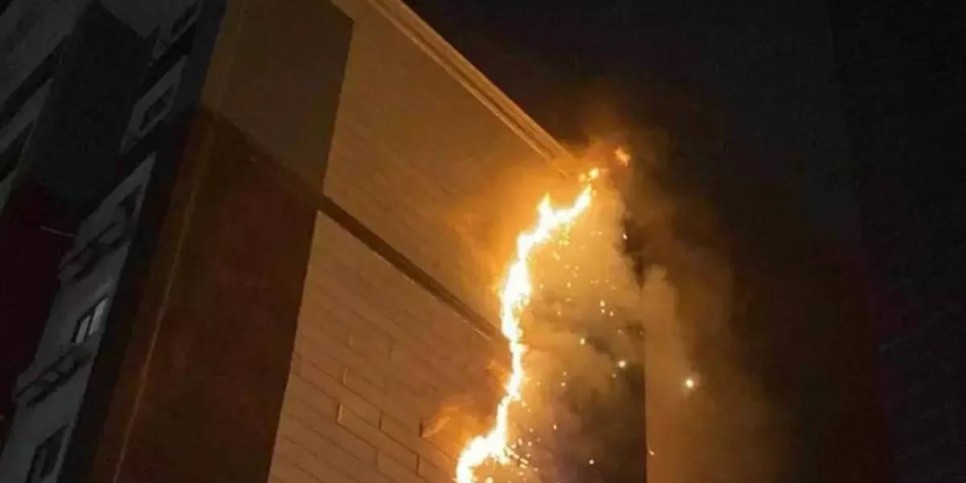 
                    Жилой комплекс загорелся в новогоднюю ночь в Атырау
                