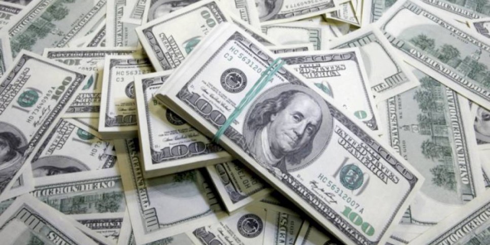 
                    Нацбанк Кыргызстана ввел запрет на вывоз из страны наличных долларов США
                