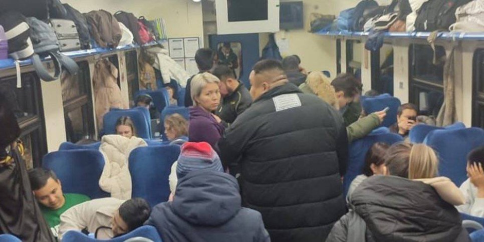 
                    КТЖ вывозит на поездах людей, застрявших на заметенных трассах
                