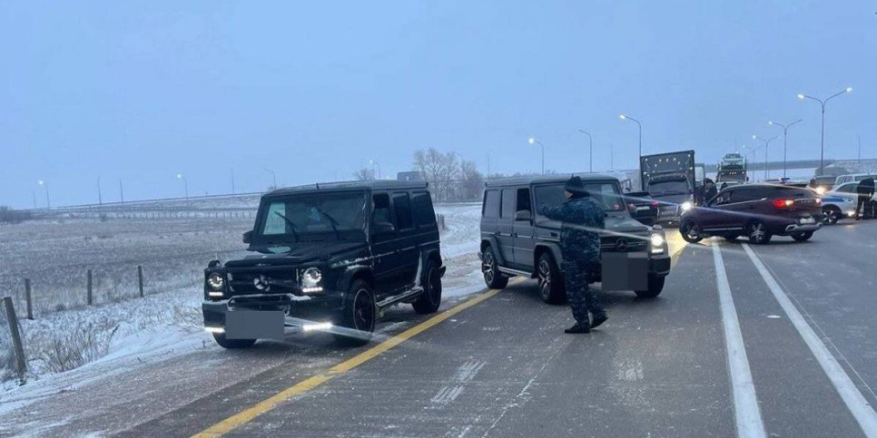 
                    Арестованы двое водителей на Gelandewagen за выезд на закрытую трассу
                
