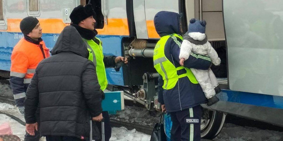 
                    Полицейские помогают пассажирам, чьи поезда задерживаются из-за буранов
                