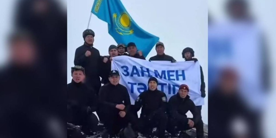 
                    Казахстанские силовики подняли флаг «Закон и Порядок» на вершину горы 
                