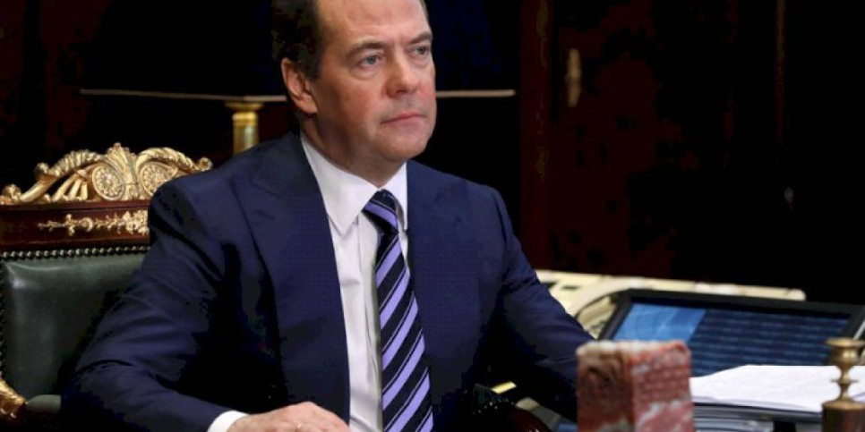 
                    Дмитрий Медведев назвал бедность ключевой проблемой России
                