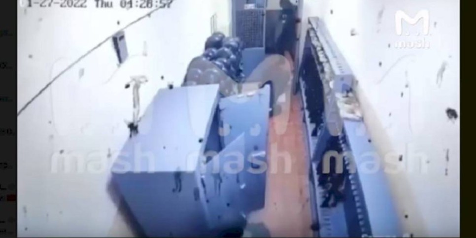 
                    Опубликовано видео расстрела солдатом Нацгвардии своих сослуживцев в Украине
                