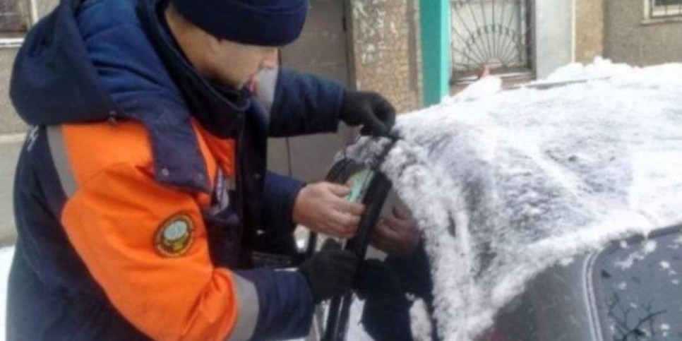 
                    Спасатели вызволили малыша из запертого автомобиля в Усть-Каменогорске
                