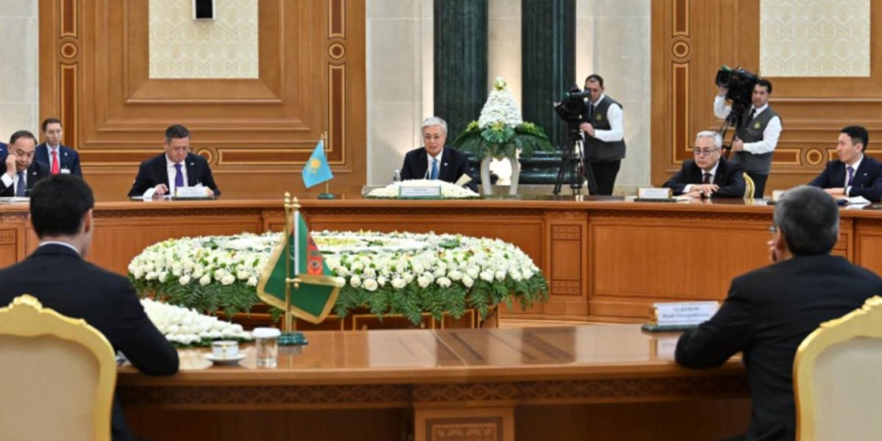 
                    Токаев провел переговоры с президентом Туркменистана в расширенном формате
                