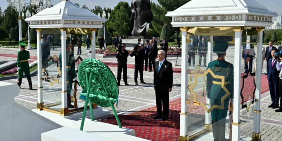 
                    Токаев возложил венок к Монументу Независимости Туркменистана
                