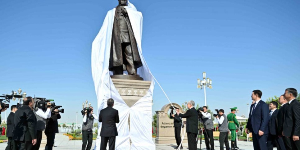 
                    Памятник Абаю открыли в Ашхабаде
                