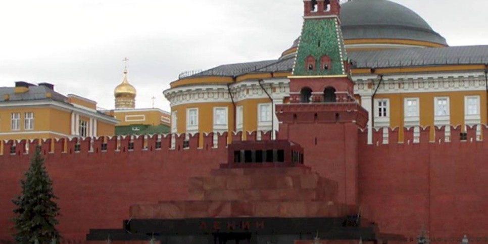 
                    В Госдуме призвали убрать захоронения с Красной площади
                