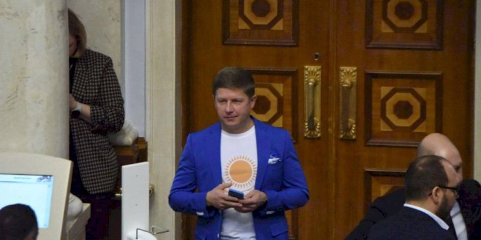 
                    Депутат украинской Рады пришел на заседание в одежде с казахстанской символикой
                