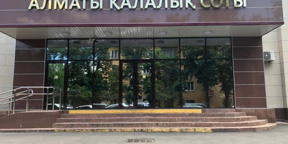 
                    Нападения на журналистов в Алматы: суд направил обвиняемого на лечение в психбольницу
                
