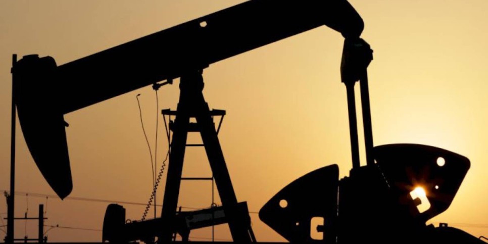 
                    Как из-за нового штамма КВИ дешевеет нефть
                
