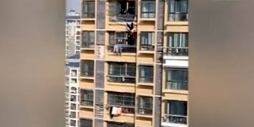 
                    Чудесное спасение пожилой женщины, выпавшей с 19-го этажа, попало на видео
                
