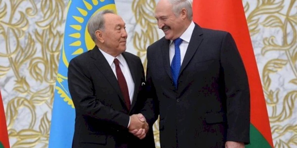 
                    Лукашенко поздравил Елбасы с Днем Первого Президента РК
                