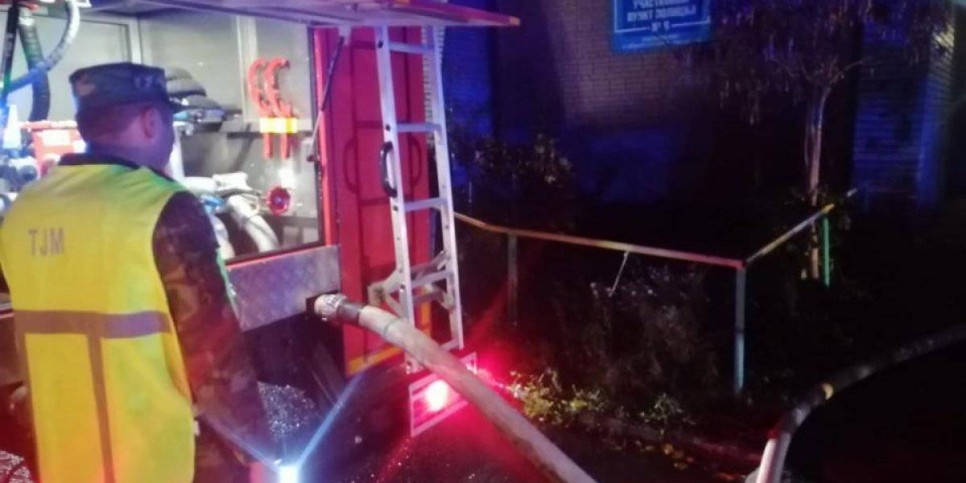 
                    С первого по девятый этаж горел электрокабель в высотке
                