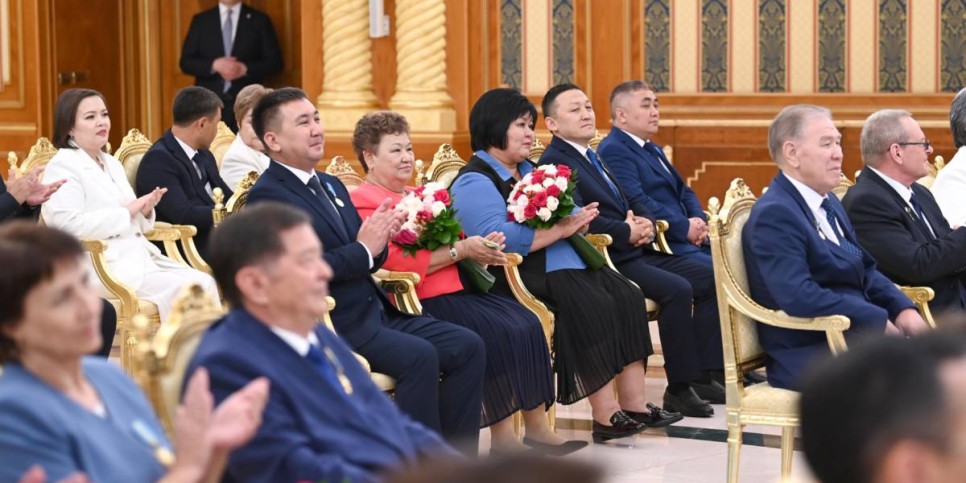 
                    Токаев поздравил медиков: «Вы — герои мирного времени»
                