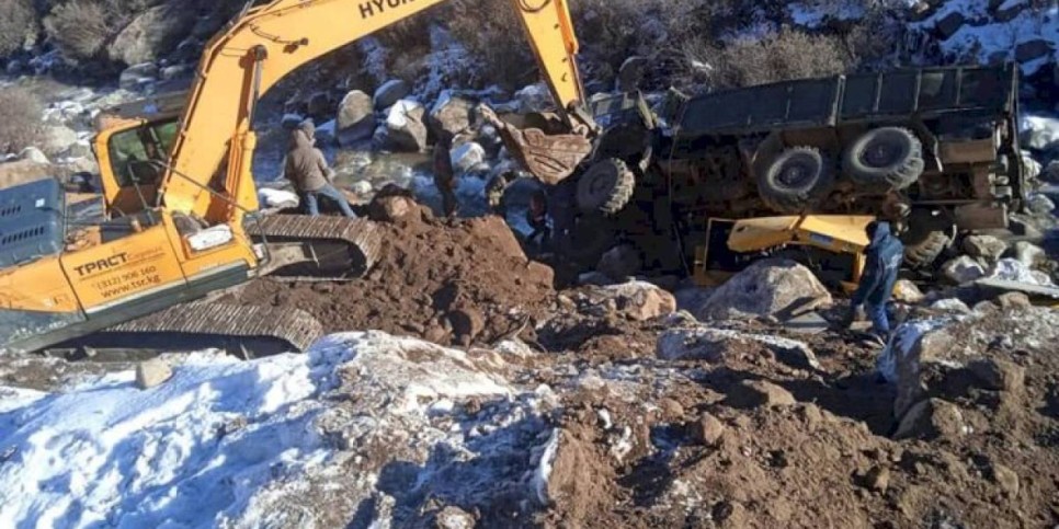 
                    В Иссык-Кульской области груженый КамАЗ упал в овраг, погиб человек
                