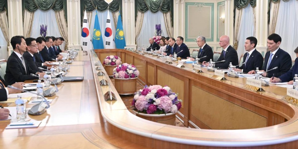 
                    Токаев провел переговоры с президентом Республики Корея 
                