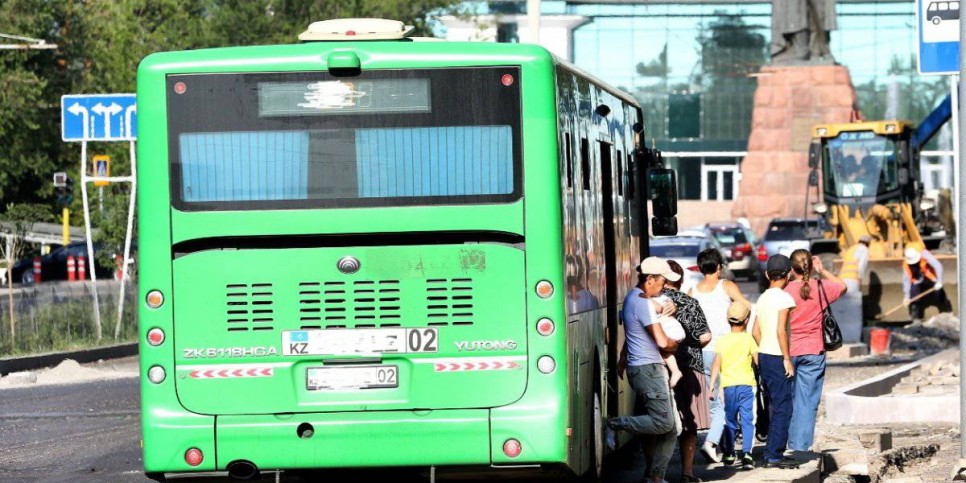 
                    Мужчина угрожал ножом пассажирам автобуса в Алматы
                