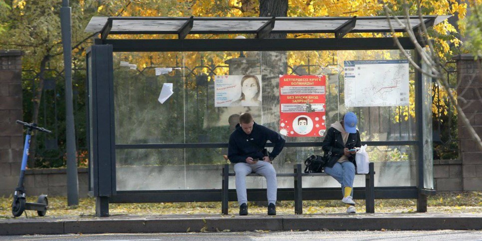 
                    Автомобиль врезался в остановку в Алматы, семь человек пострадали
                