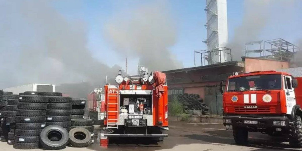 
                    Пожарные предотвратили взрыв в цехе в Алматы
                