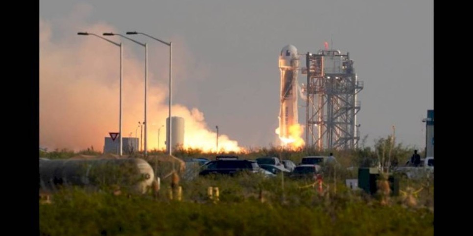 
                    Blue Origin отложила запуск New Shepard с туристами на борту из-за непогоды
                