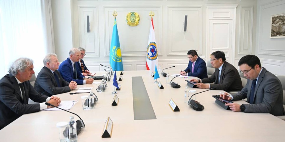 
                    Ерболат Досаев встретился с Европейским комиссаром Янушем Войцеховским
                
