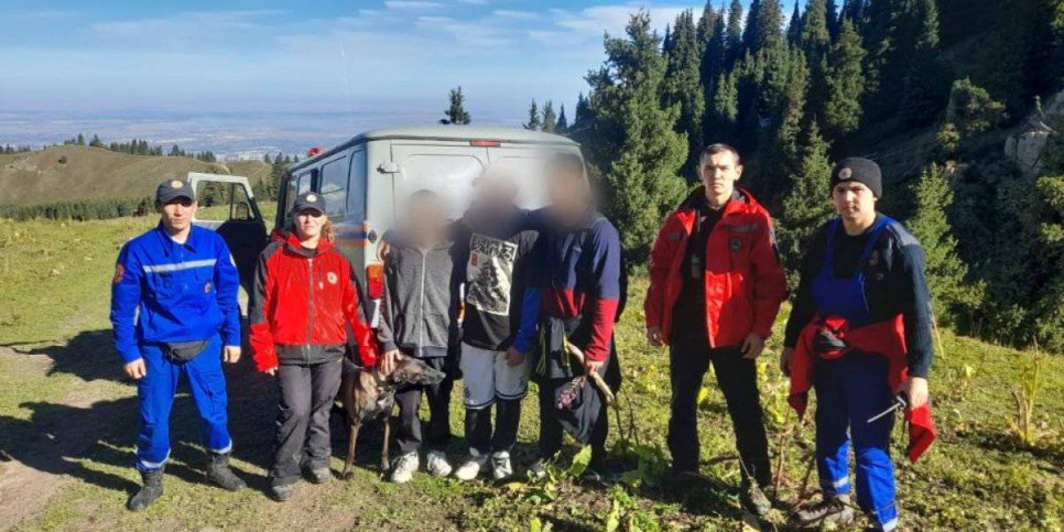 
                    Трое подростков заблудились в горах Алматы
                