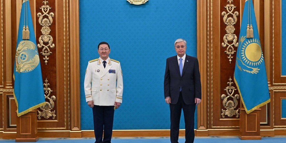 
                    Президент вручил государственные награды, высшие воинские и специальные звания, классные чины
                