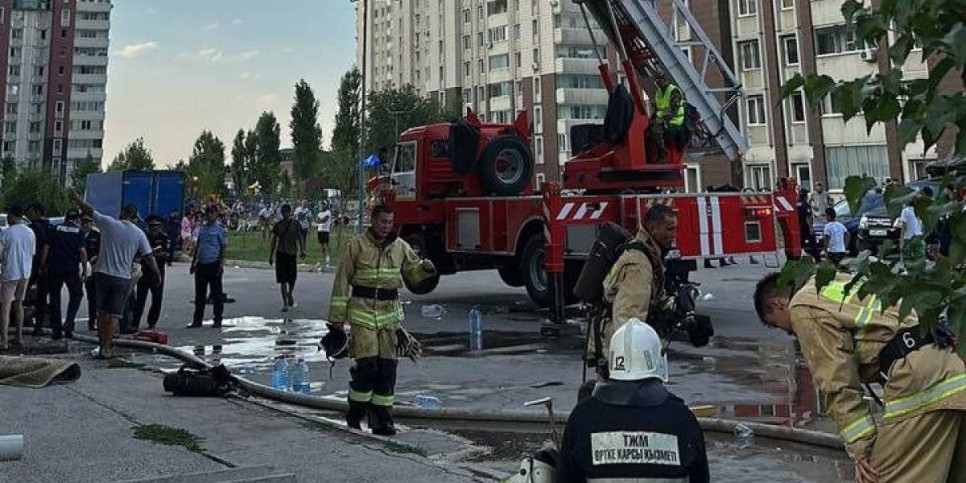 
                    Акимат Алатауского района Алматы организует ночлег и питание для жителей-погорельцев
                