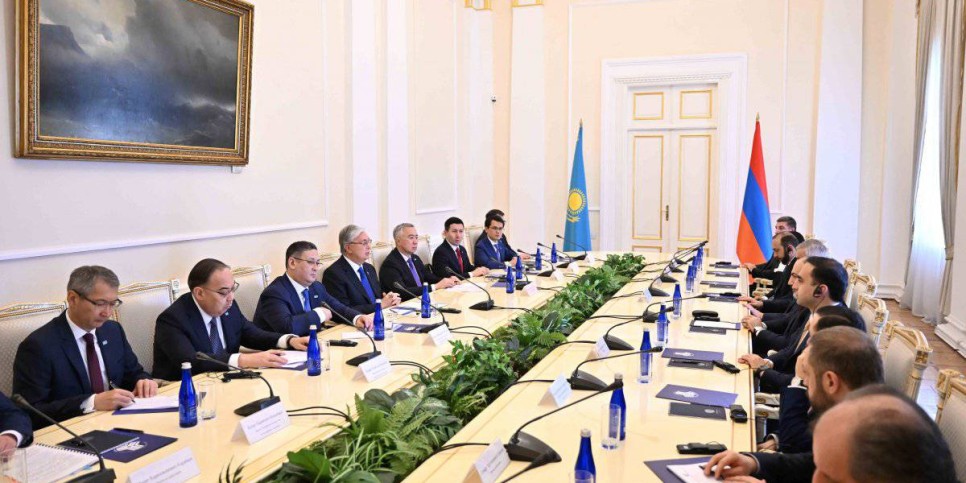 
                    Токаев и Пашинян провели переговоры в расширенном формате
                