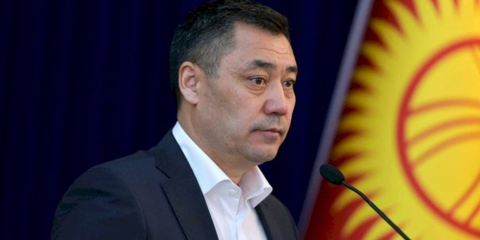 
                    Садыр Жапаров подарил часы рэперу, выступавшему на октябрьских митингах
                
