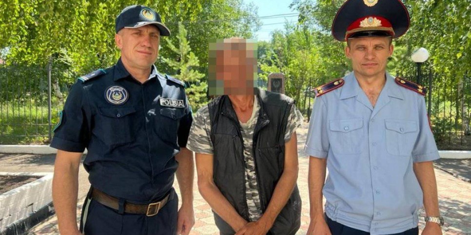 
                    Полицейские отговорили от суицида мужчину и сняли его с водонапорной башни в СКО
                