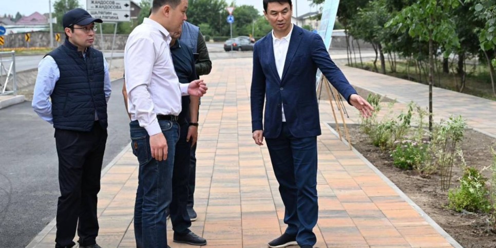
                    Аким Алматы выразил недовольство заменой бордюров и асфальта без серьезных дефектов
                