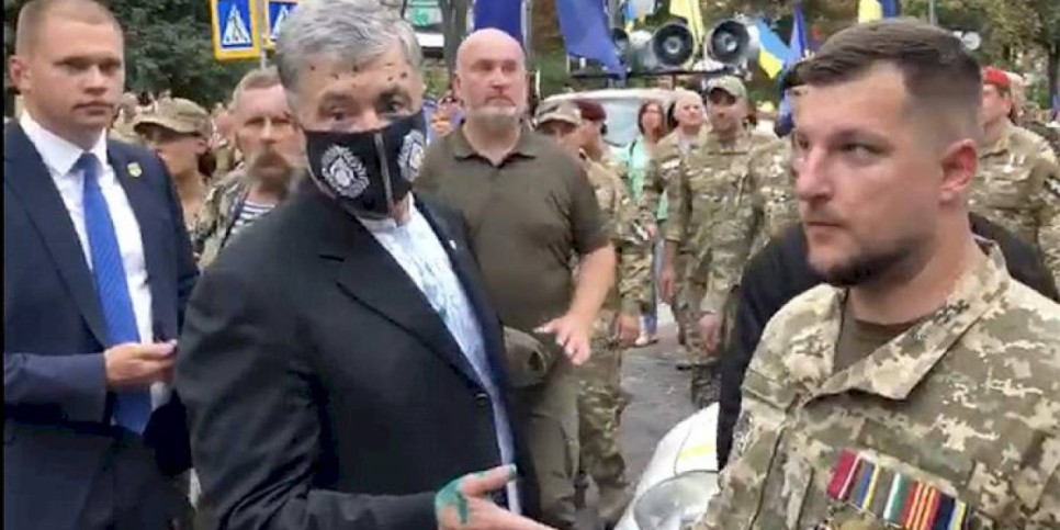 
                    Экс-президента Украины Петра Порошенко в Киеве облили зеленкой
                