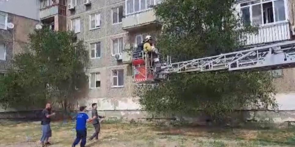 
                    Троих взрослых и трех младенцев спасли пожарные в Атырау
                