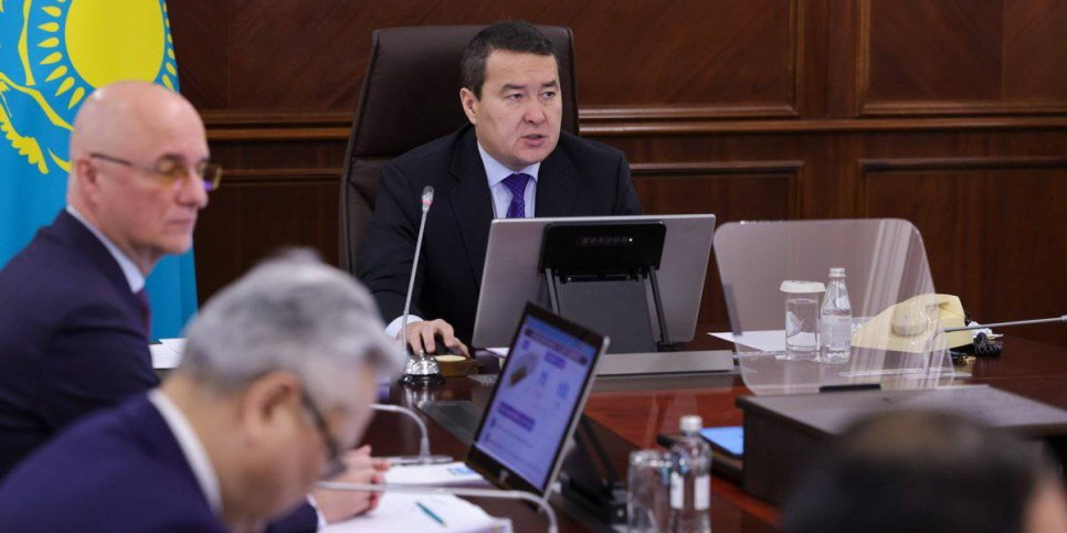 
                    Алихан Смаилов поручил облегчить прохождение грузов по территории страны
                
