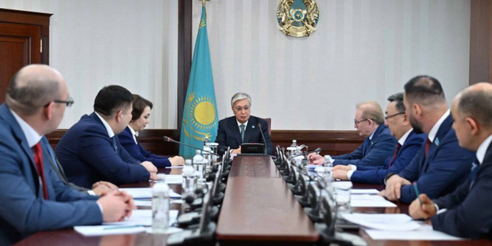
                    Токаев провел консультации с лидерами парламентских фракций
                