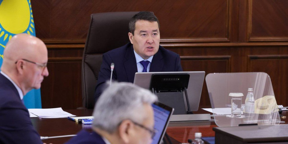 
                    Вдвое сократить сроки оформления и прохождения ж/д грузов поручил Смаилов
                