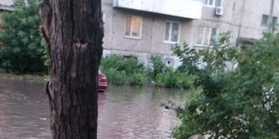 
                    Из-за сильных дождей подтопило улицы и дворы в Павлодаре
                