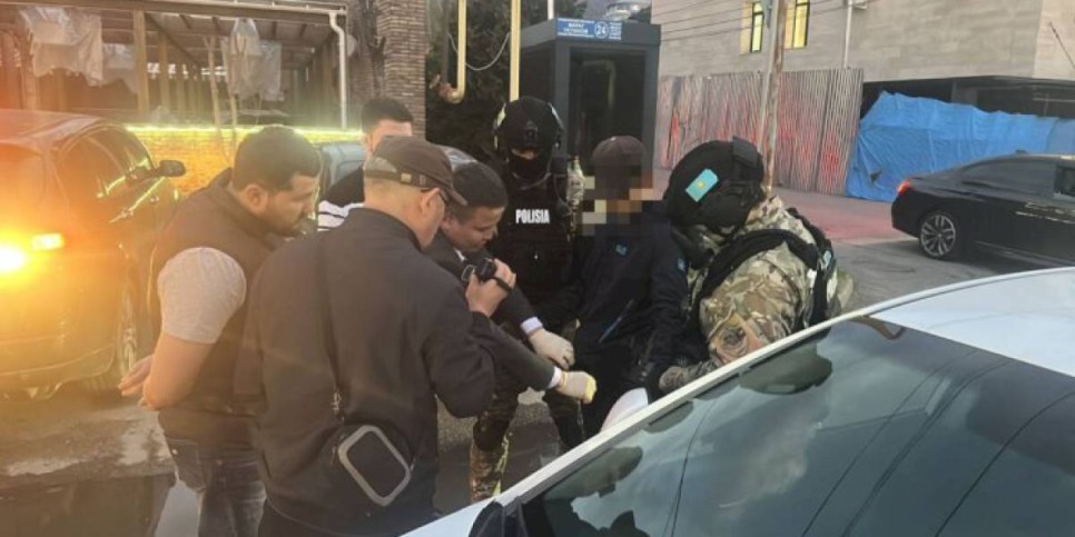 
                    Боевое оружие и наркотики хранил житель Алматы
                