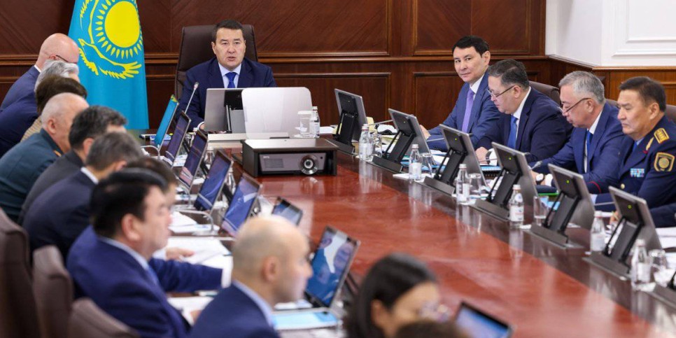 
                    Слухи об остановке всех НПЗ прокомментировал Алихан Смаилов
                