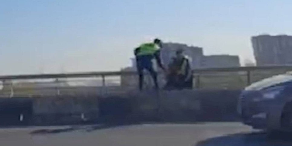 
                    В Астане полицейские спасли мужчину от прыжка с моста
                