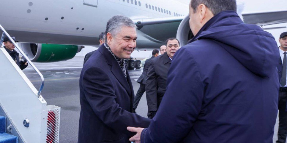 
                    Лидер Туркменистана прибыл в Астану
                