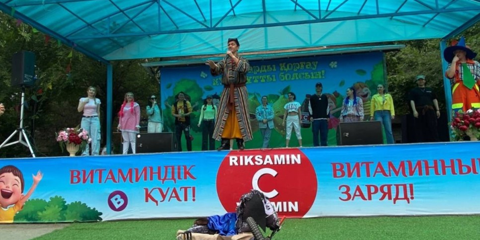 
                    Сказочные герои поздравили детей с праздником в Family Park
                