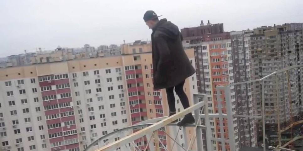 
                    Атырауские полицейские спасли пьяного мужчину от прыжка с четвертого этажа
                