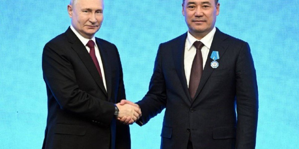 
                    Путин вручил Садыру Жапарову орден Почета
                